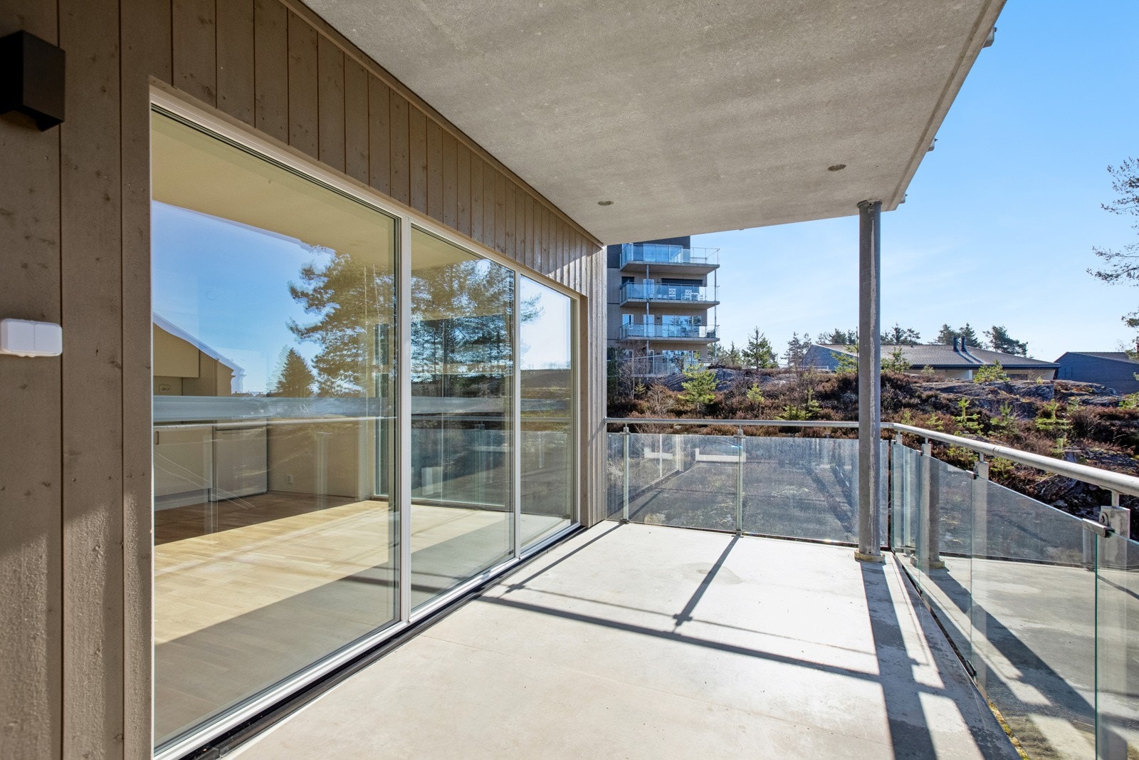 Fra stuen er det utgang til overbygget balkong på 14 m2. Galleribilde