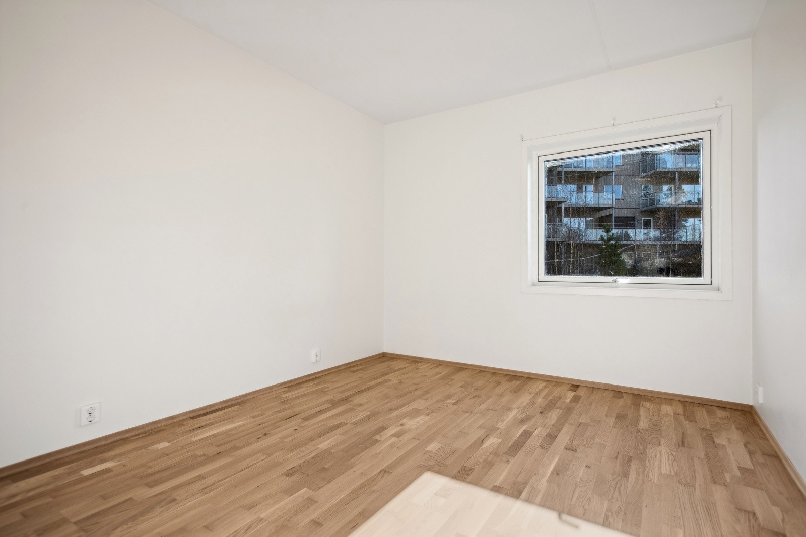 Det er plass til garderobeløsning på soverommet. Galleribilde