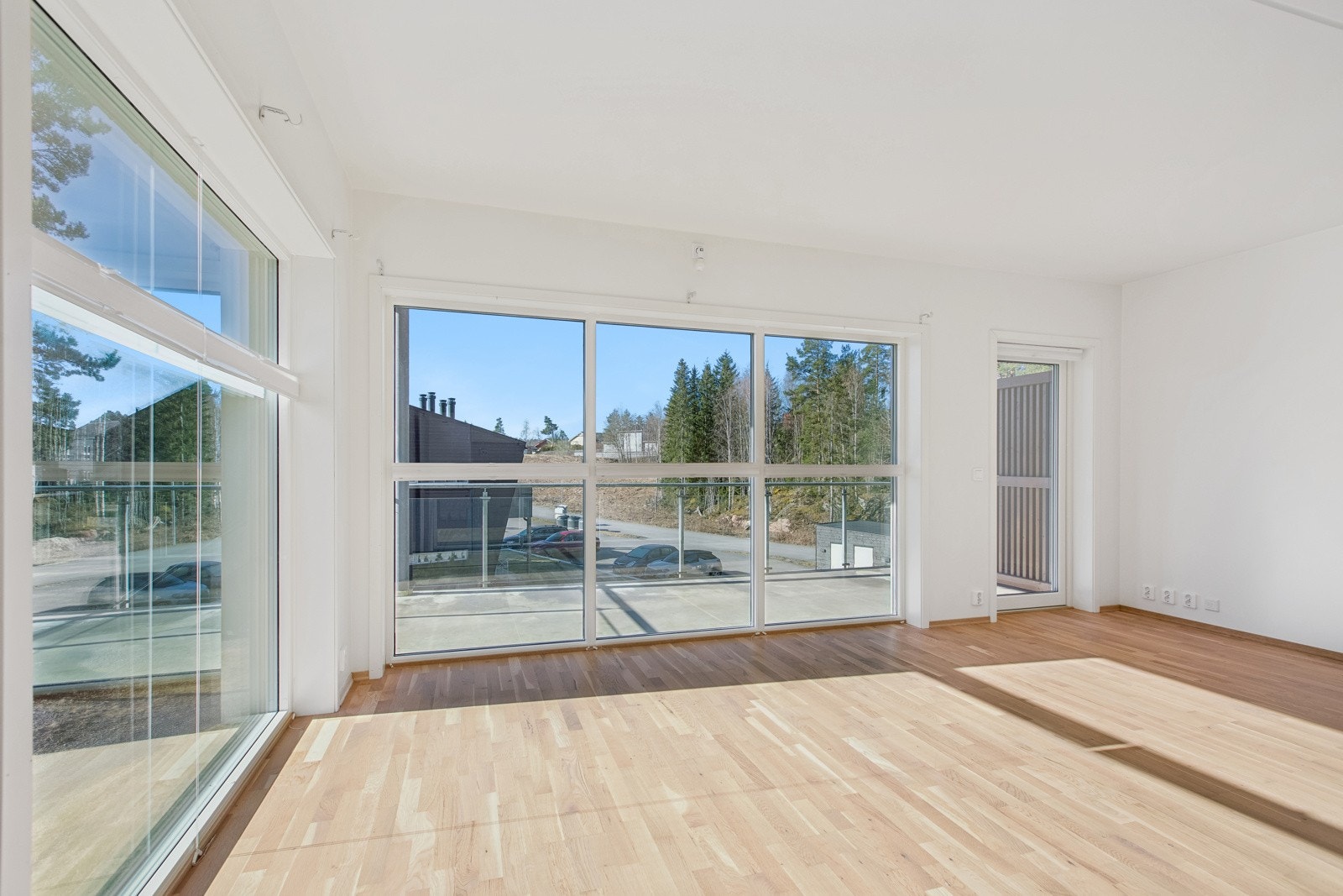 De store vindusflatene gir rikelig med naturlig lysinnslipp, noe som skaper en god atmosfære i leiligheten. Galleribilde