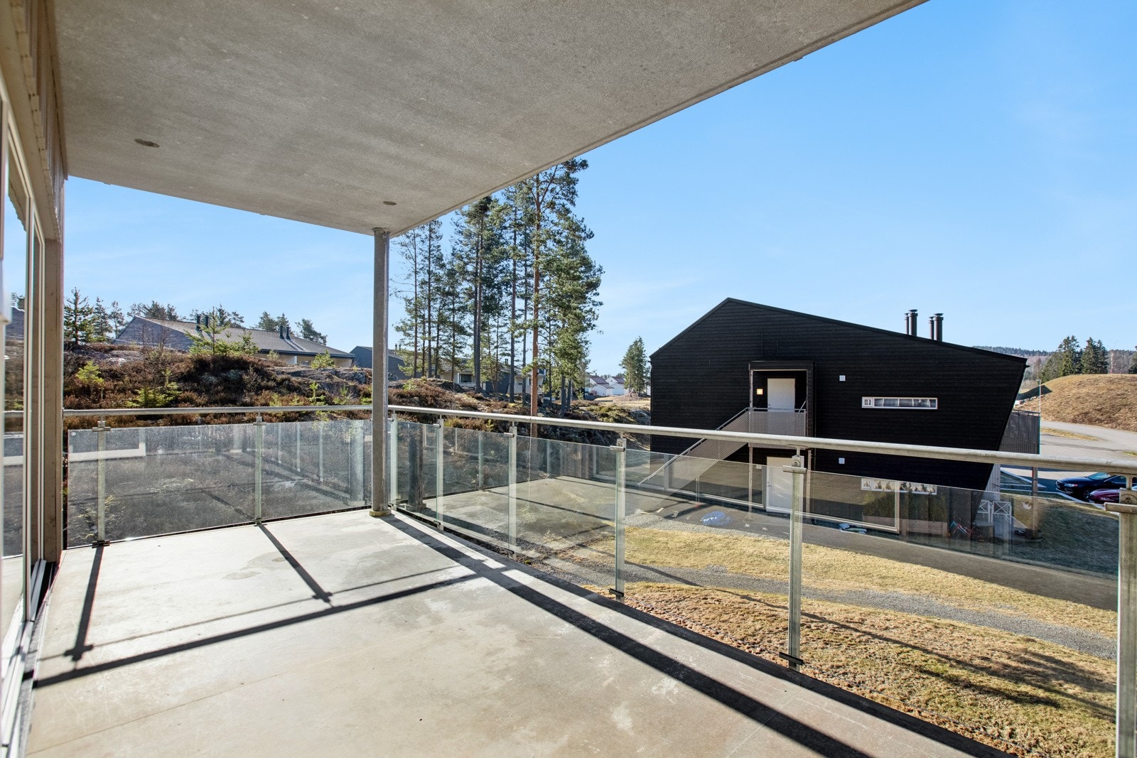 Balkongen har god plass til utemøbler. Galleribilde