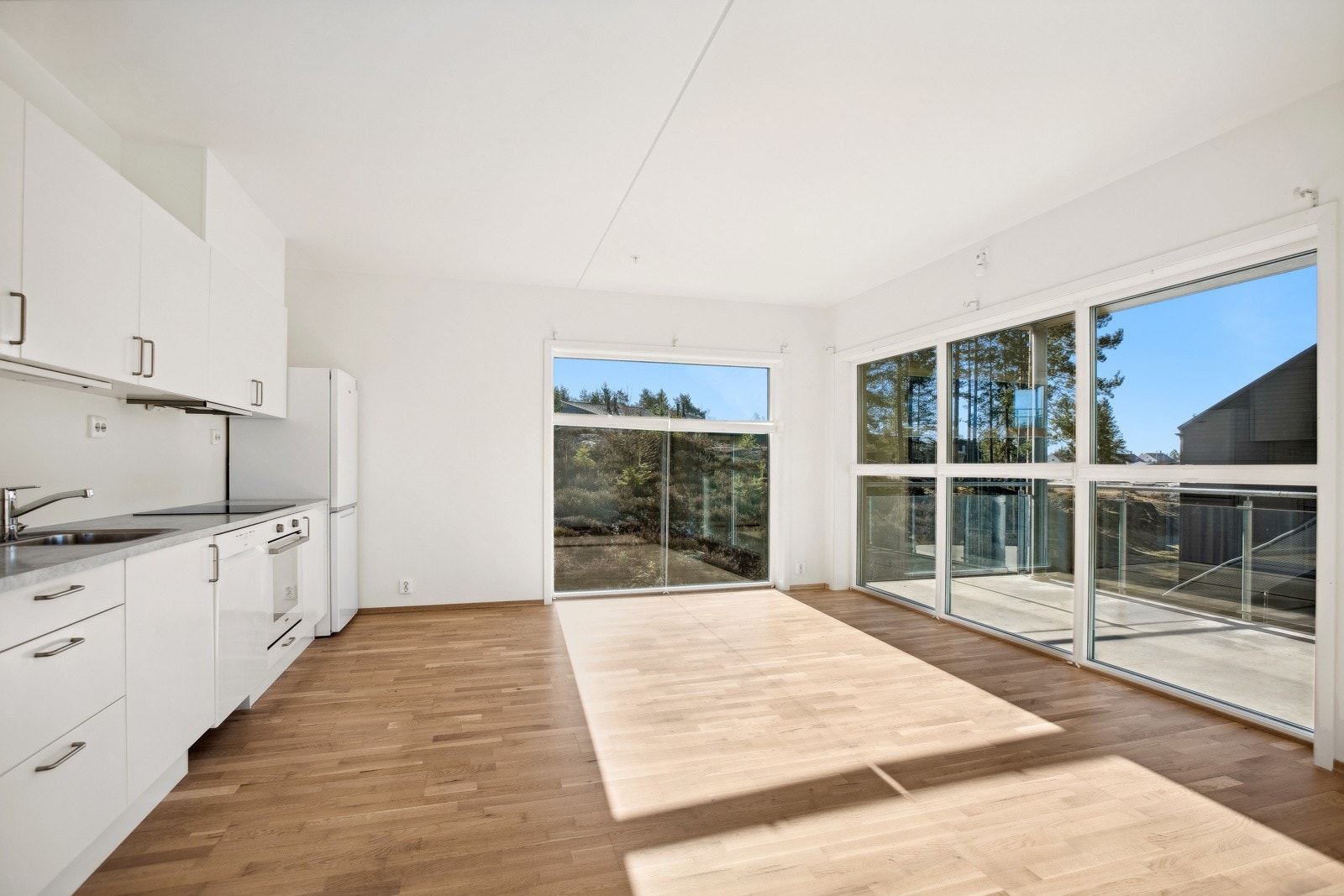 Stue og kjøkken ligger i en praktisk, åpen løsning. Galleribilde