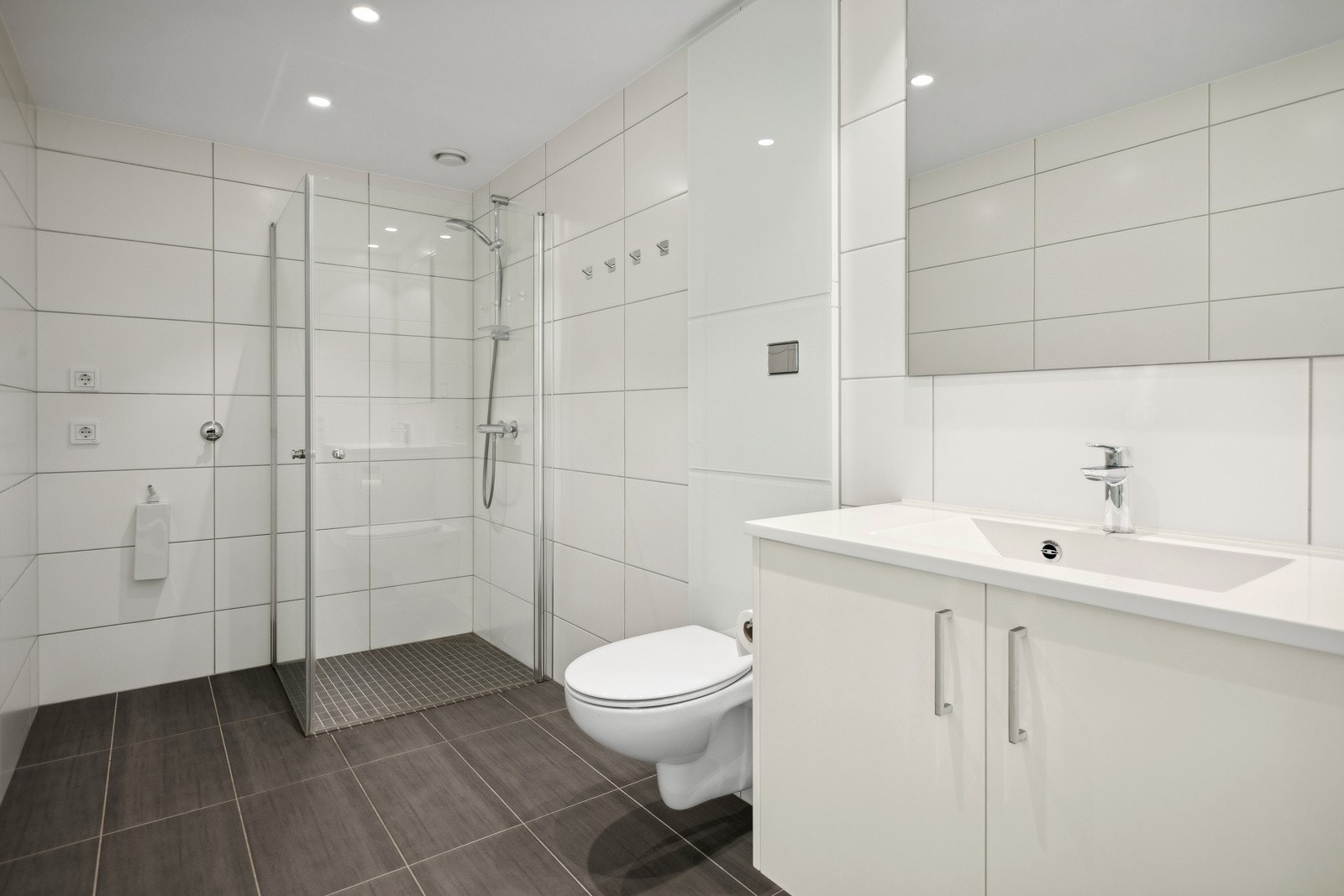 Pent, helfliset baderom med varme i gulvet og downlights i himling. Galleribilde