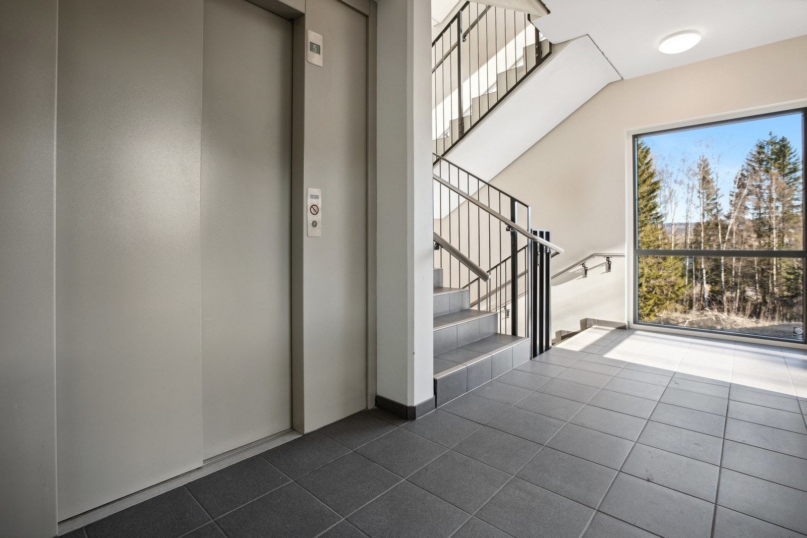 Det er adkomst til leilighetsplan via heis. Galleribilde