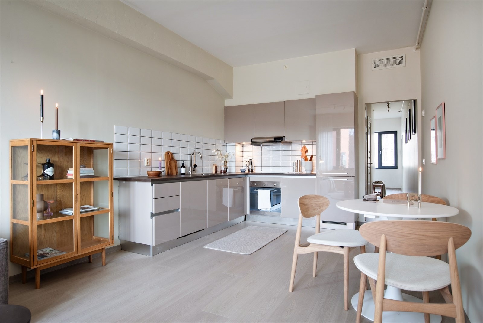 God plass til spisebord tilknyttet kjøkkenet Galleribilde