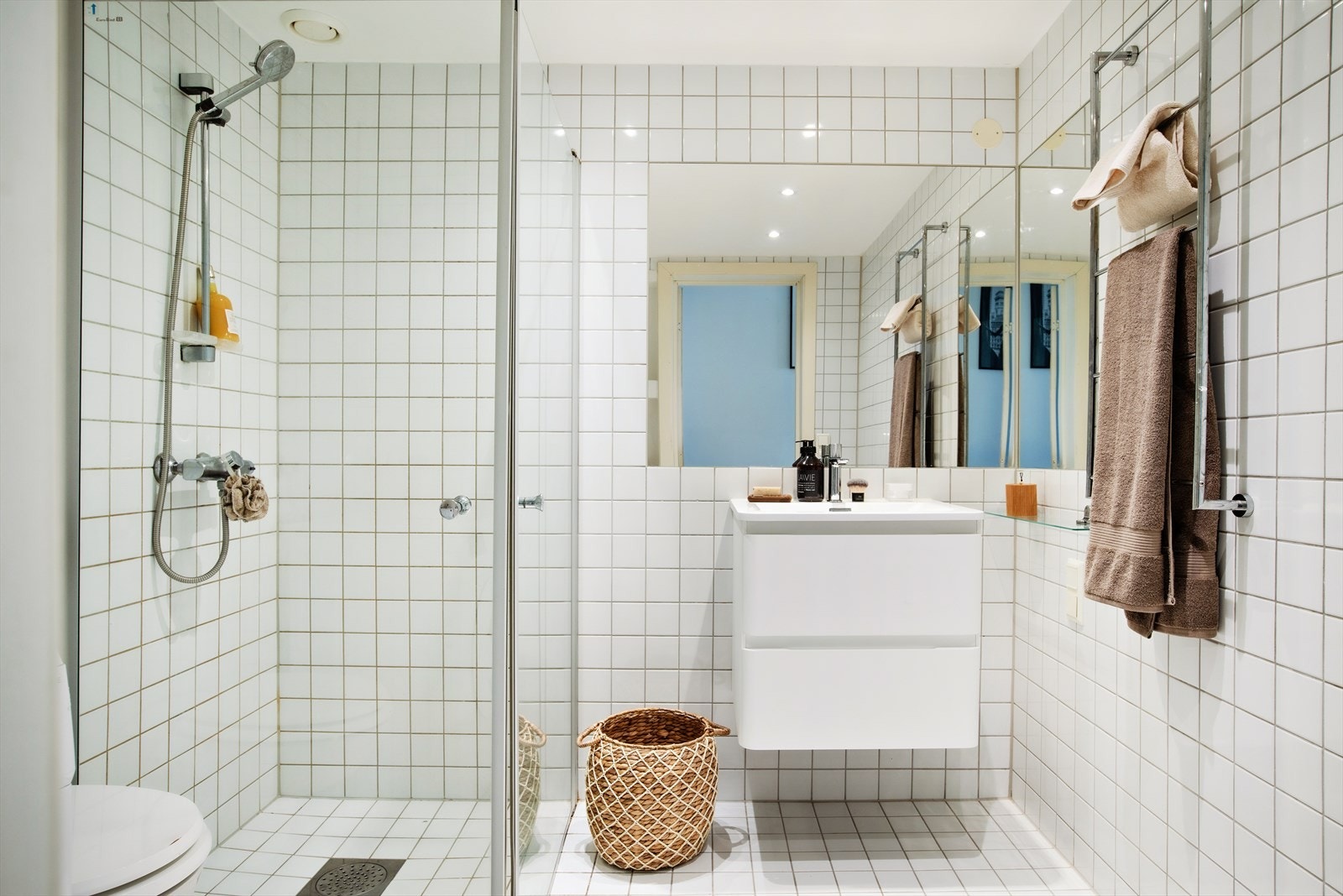 Pent, romslig baderom fra 2009- Ny servantinnredning fra 2025 Galleribilde