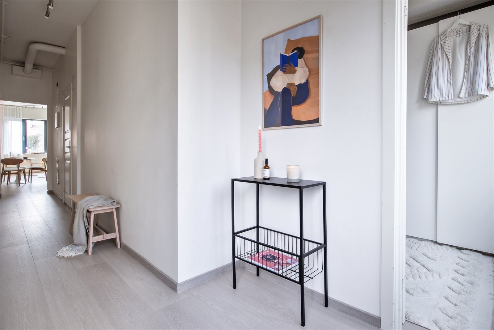 Gjennomgående planløsning og svært god takhøyde på ca 2,9 meter Galleribilde