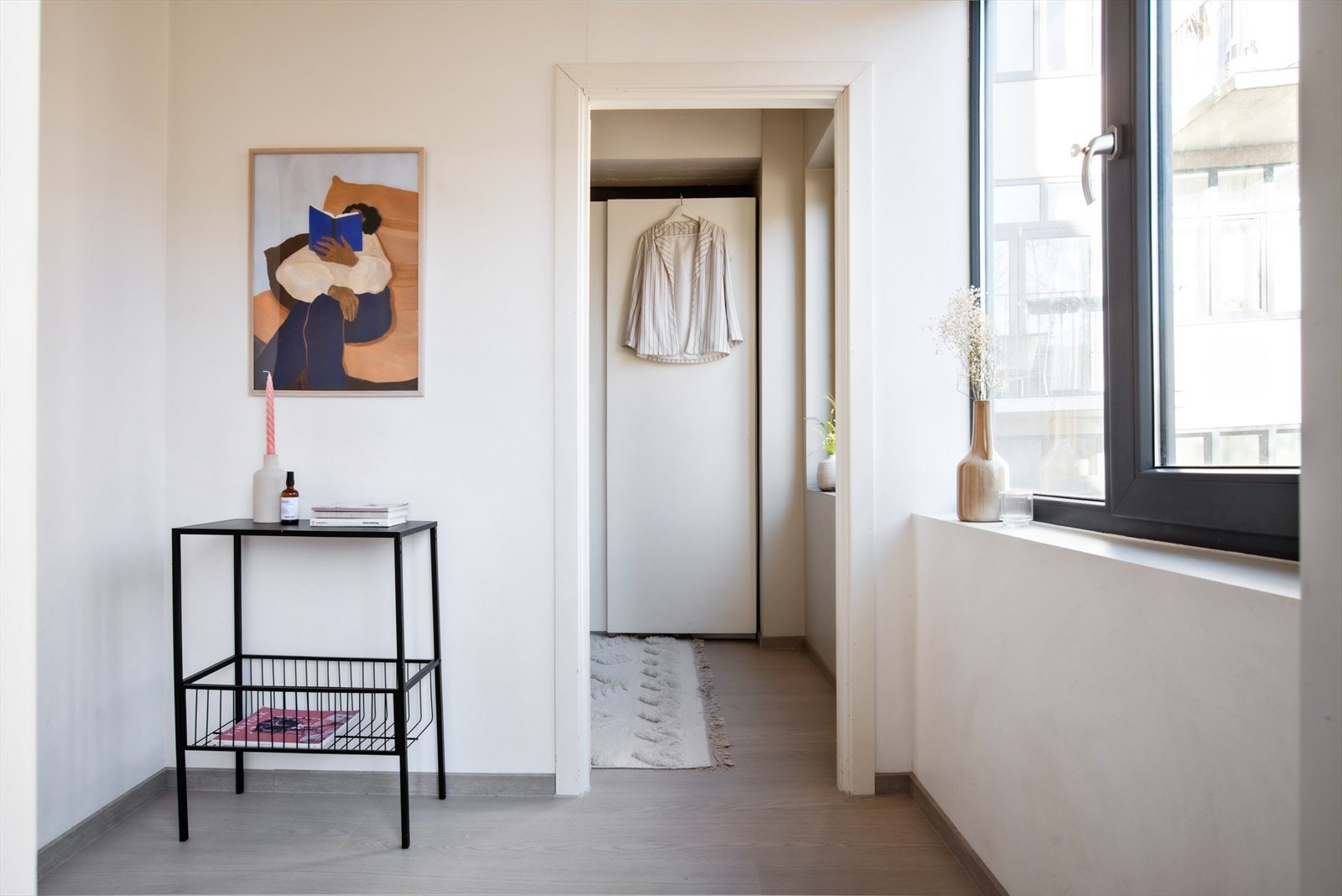 Entré med plass til garderobeskap - Boligen disponerer en ekstern bod på 5 kvm Galleribilde