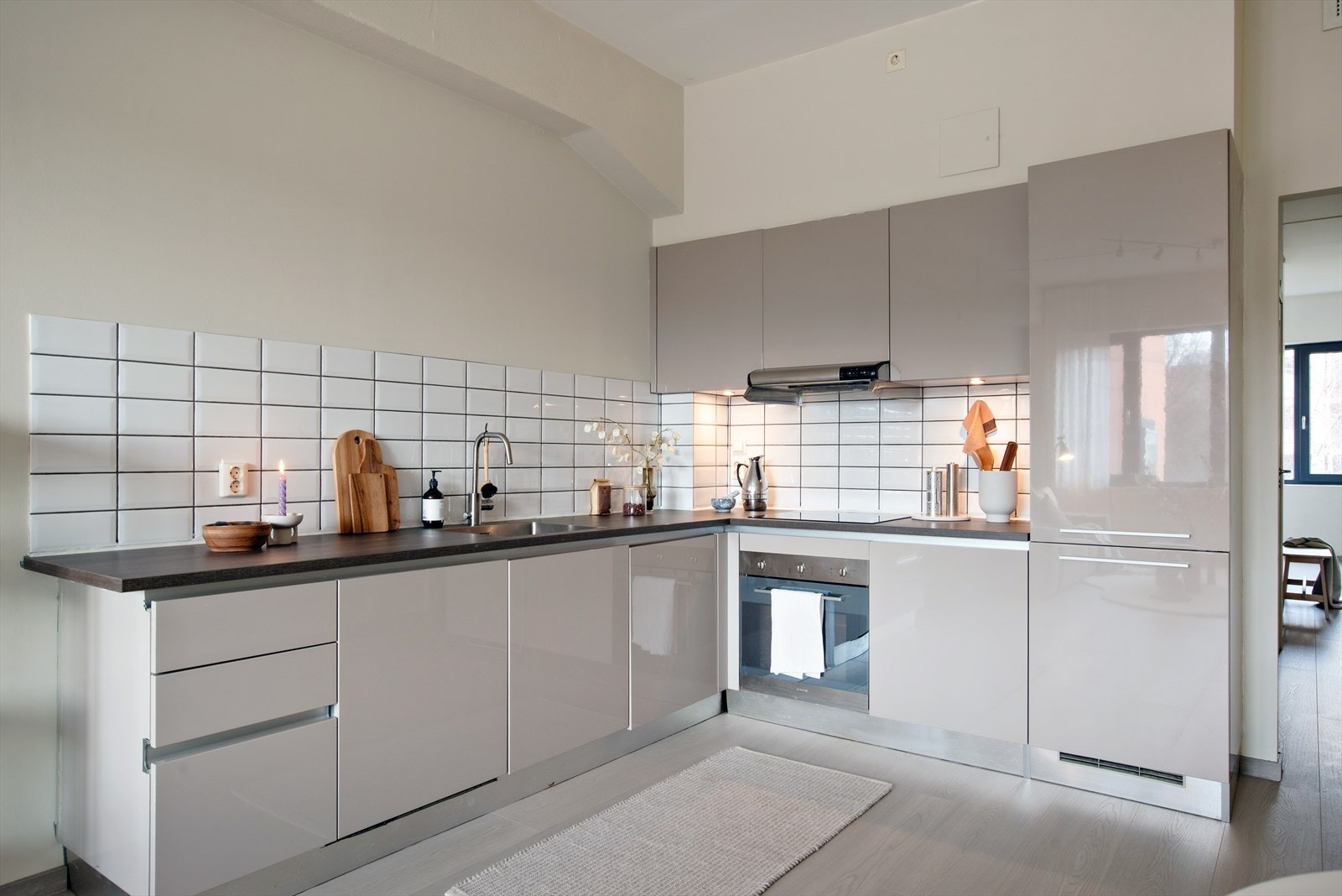 Pent kjøkken med integrerte hvitevarer - Godt med oppbevaringsplass og mulighet for å sette opp feks. hyller for ytterligere oppbevaring Galleribilde