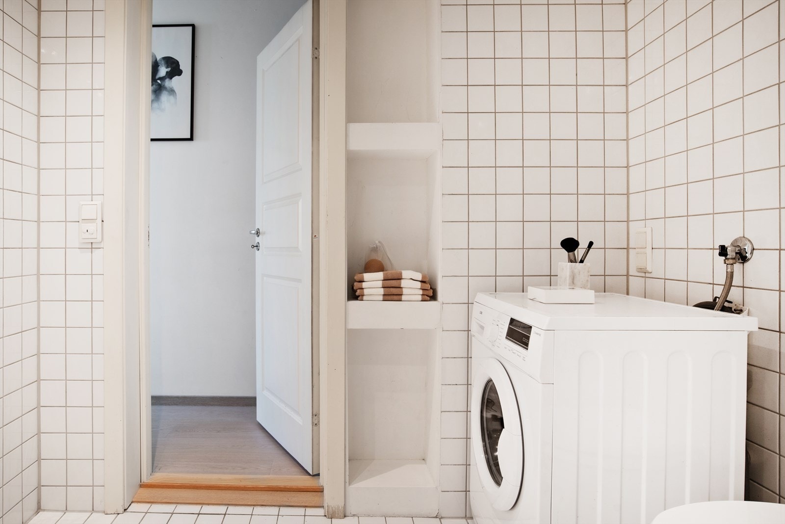 Opplegg og plass til vaskemaskin og tørketrommel- Praktisk, dekorativ hylle Galleribilde