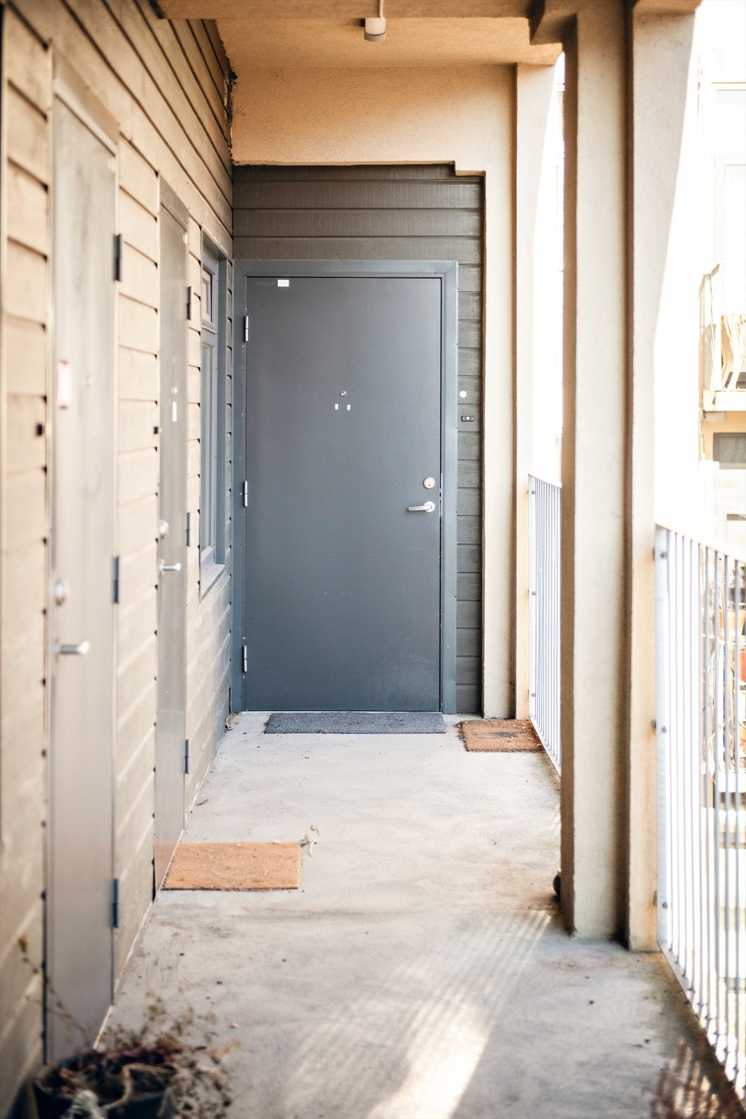 Hyggelig inngangsparti fra svalgang Galleribilde