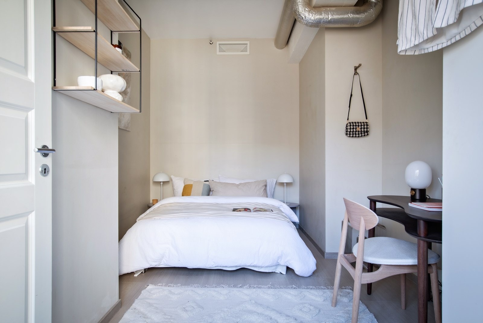 Meget romslig soverom med plass til dobbeltseng, garderober og skrivebord Galleribilde