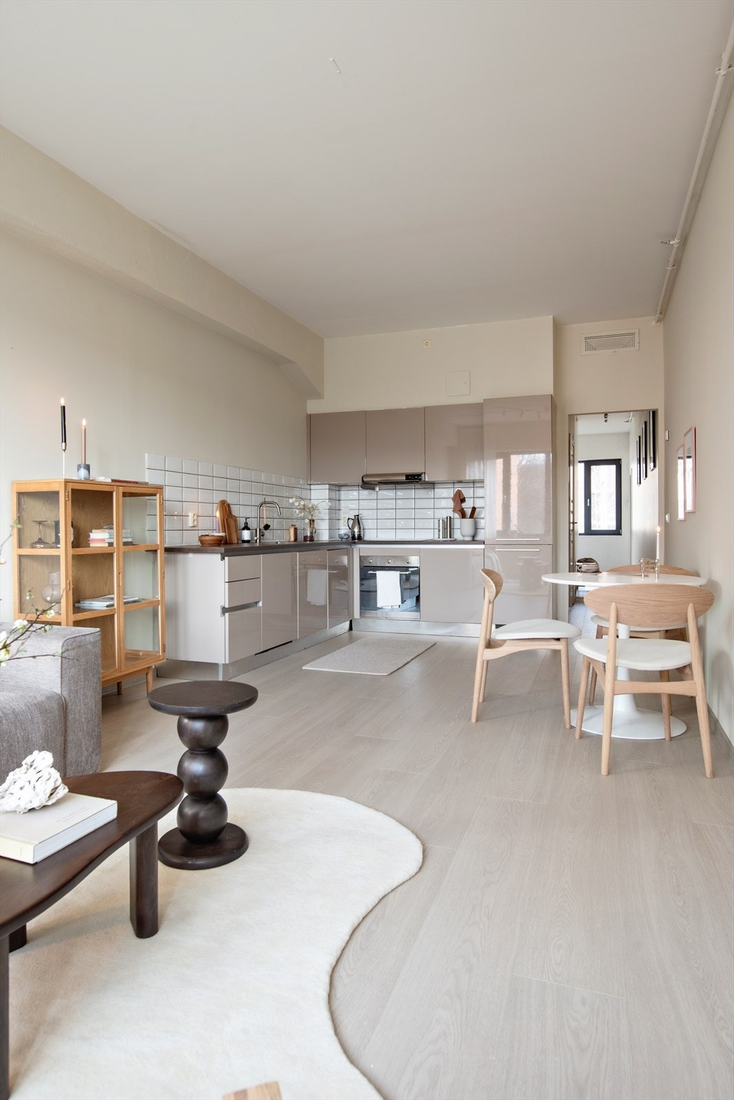 Takhøyden er på rett under 3 meter og det oppleves meget romslig Galleribilde