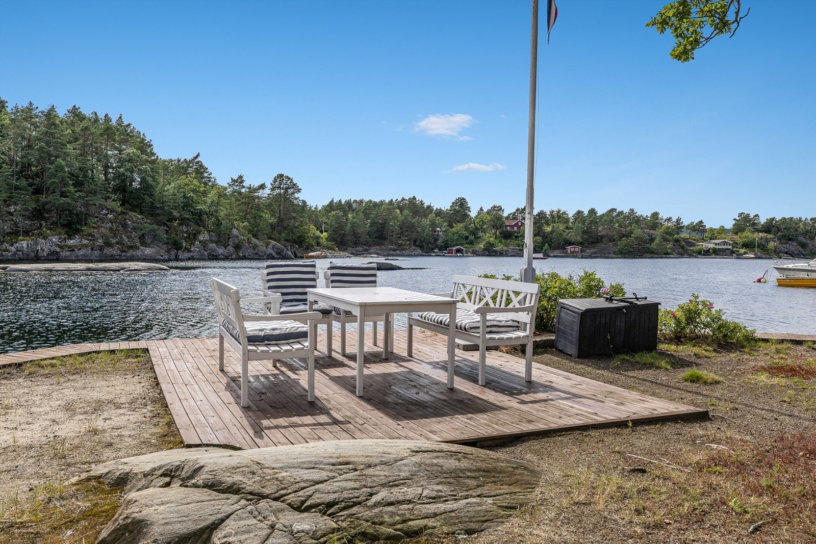 Fra denne uteplassen som ligger helt i vannkanten er det vakker utsikt over sjøen og skjærgården. Galleribilde