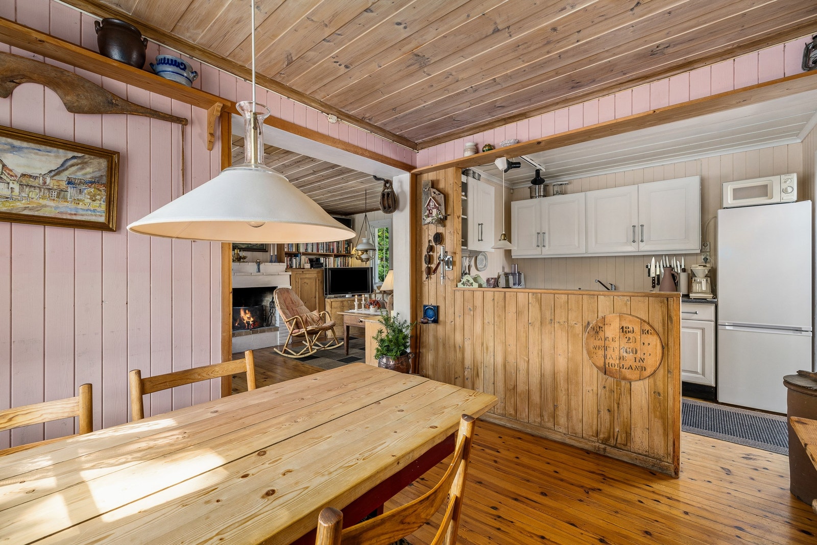 ÅPENT LANDSKAP. Mellom kjøkken og stuen skaper en halv vegg et fint skille. Galleribilde
