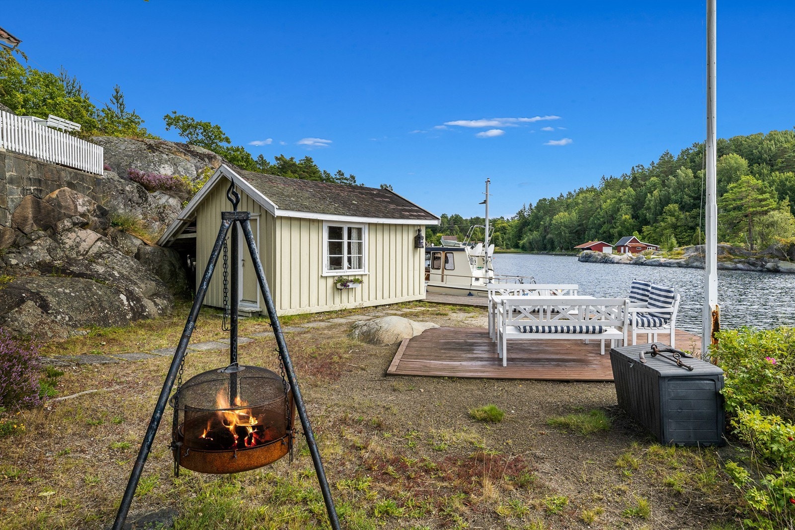 Det ligger mye luksus i enkle gleder, som å fyre opp bålpanna nede på brygge på fine sommerkvelder. Galleribilde