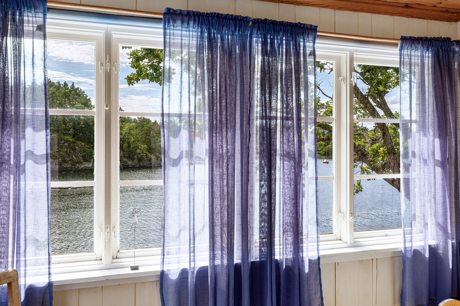 Tiden står nesten stille på dette soverommet, der veggfargen er lys med en svak beige tone og himlingen er ubehandlet. Galleribilde