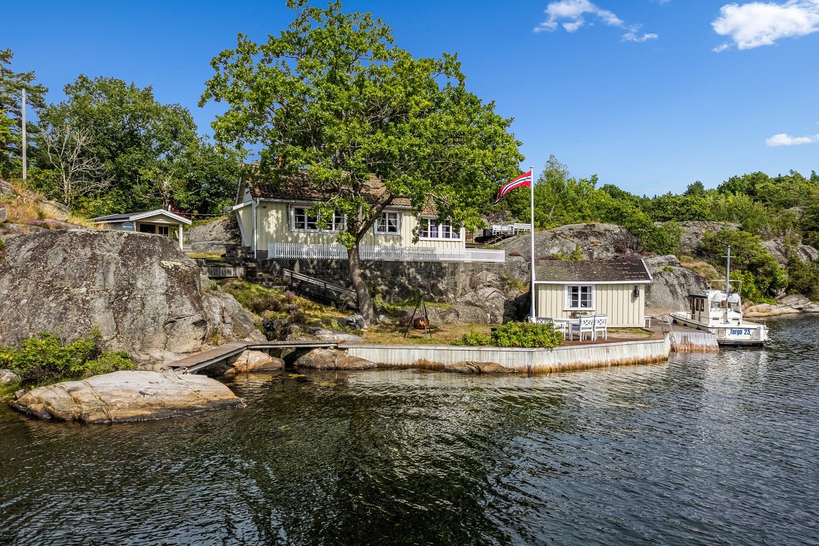Her leves livet stort sett ute, og nåværende eiere nyter livet i vannkanten. Galleribilde