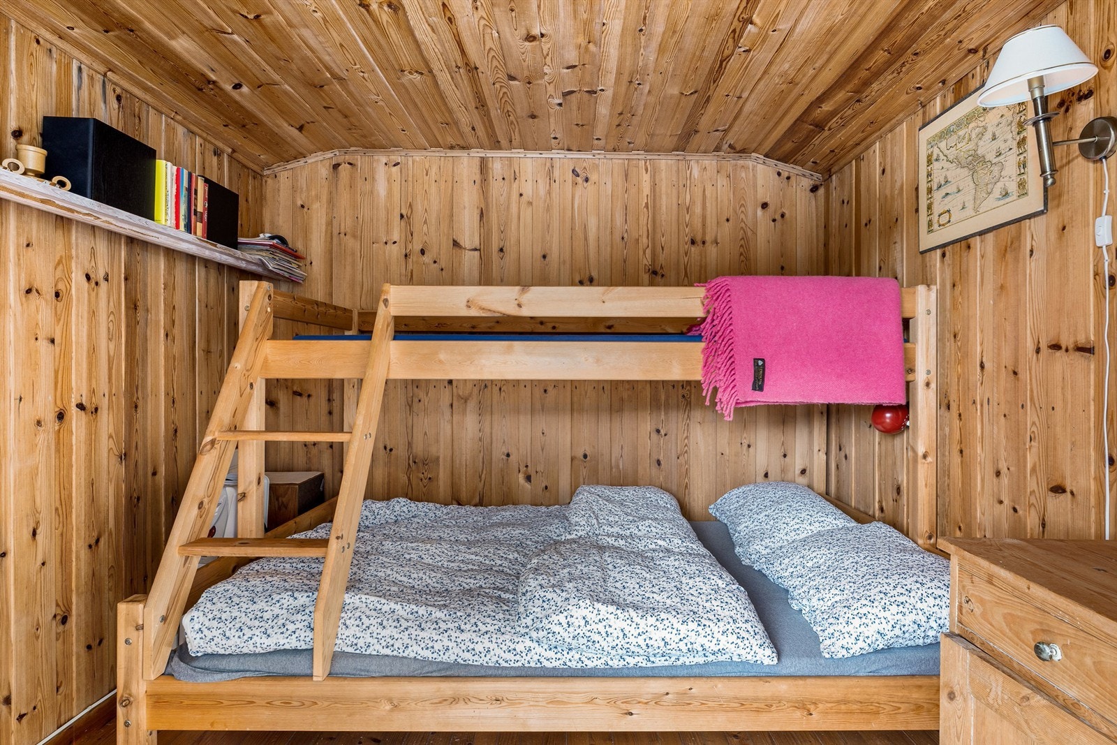 "Sovehulen" i annekset med familiekøye gir plass til fine gode venner. Galleribilde