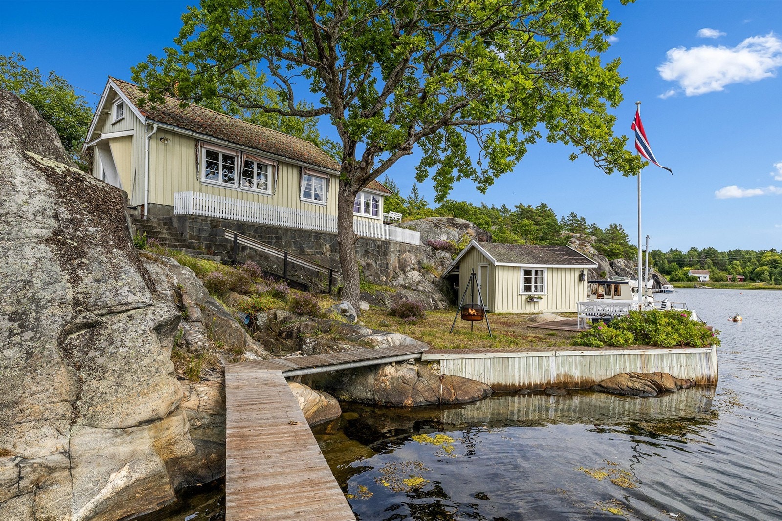 På 54 kvadratmeter må man tenke smart. Sommerhuset inneholder bare det aller mest nødvendige, men med anneks og store utearealer er stedet perfekt også for å gjester på besøk. Galleribilde