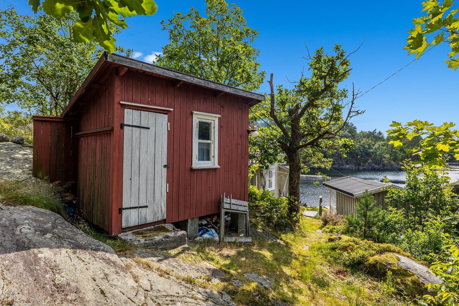 Et eldre uthus hvor det tidligere var utedo. Galleribilde