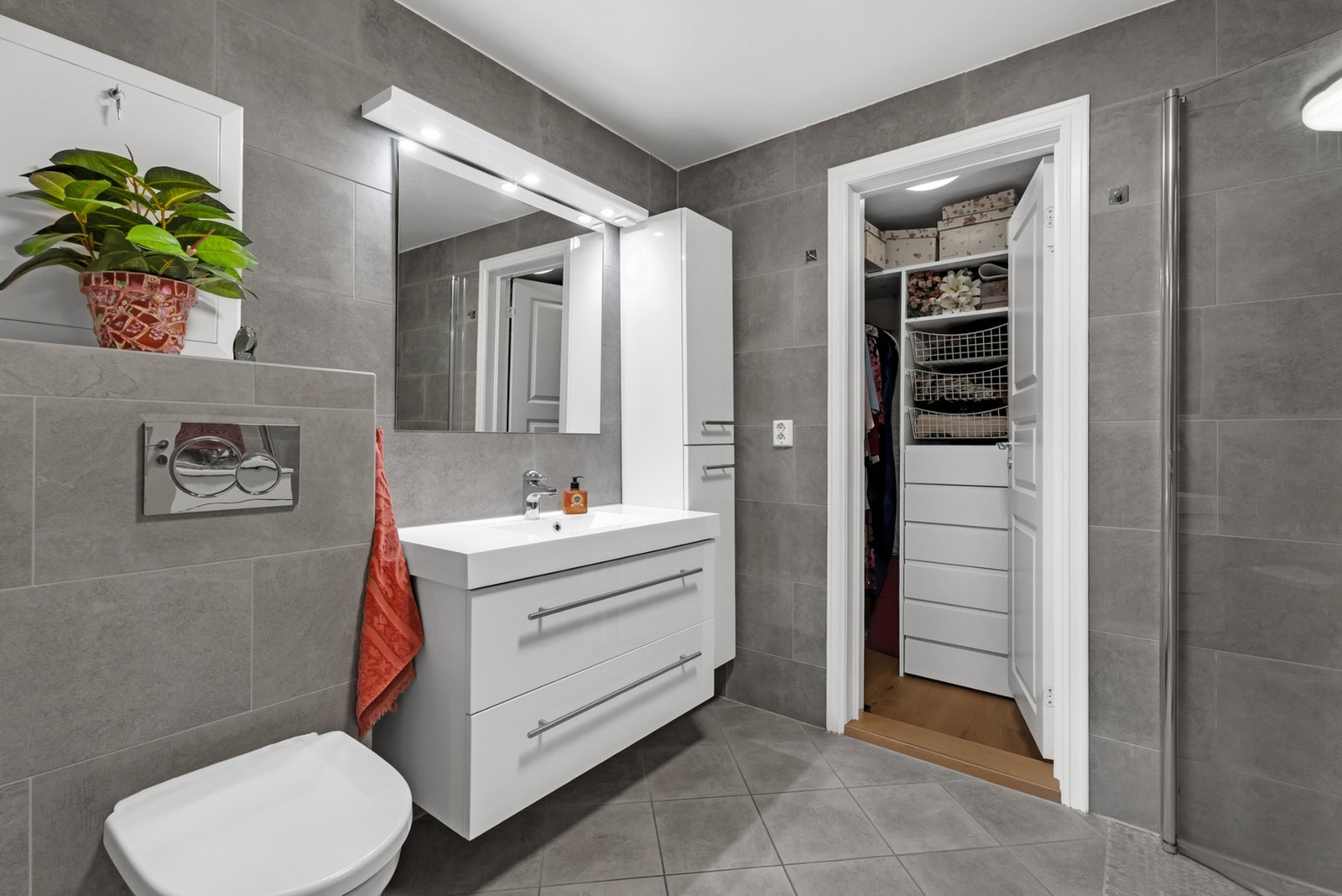 Stort bad med "walk-in closet" Galleribilde