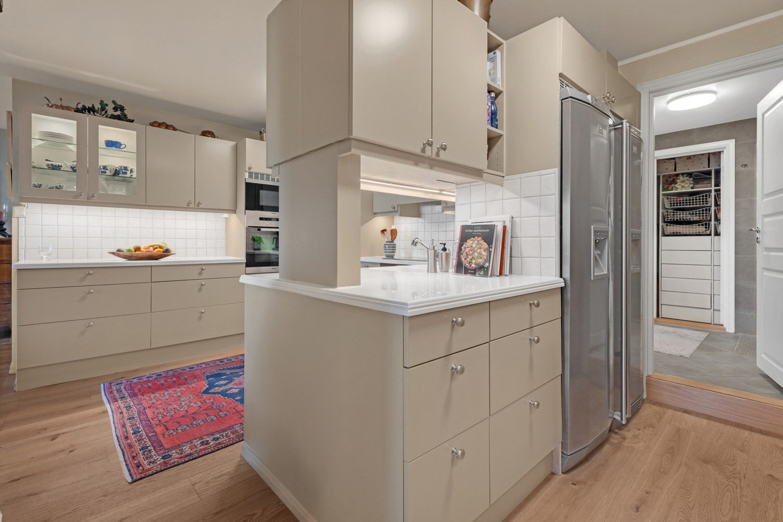 Stort kjøkken - påkostet med kjølehjørnet, coriander benkeplate, ekstra kjøleskap, 2 stekovner og micro Galleribilde