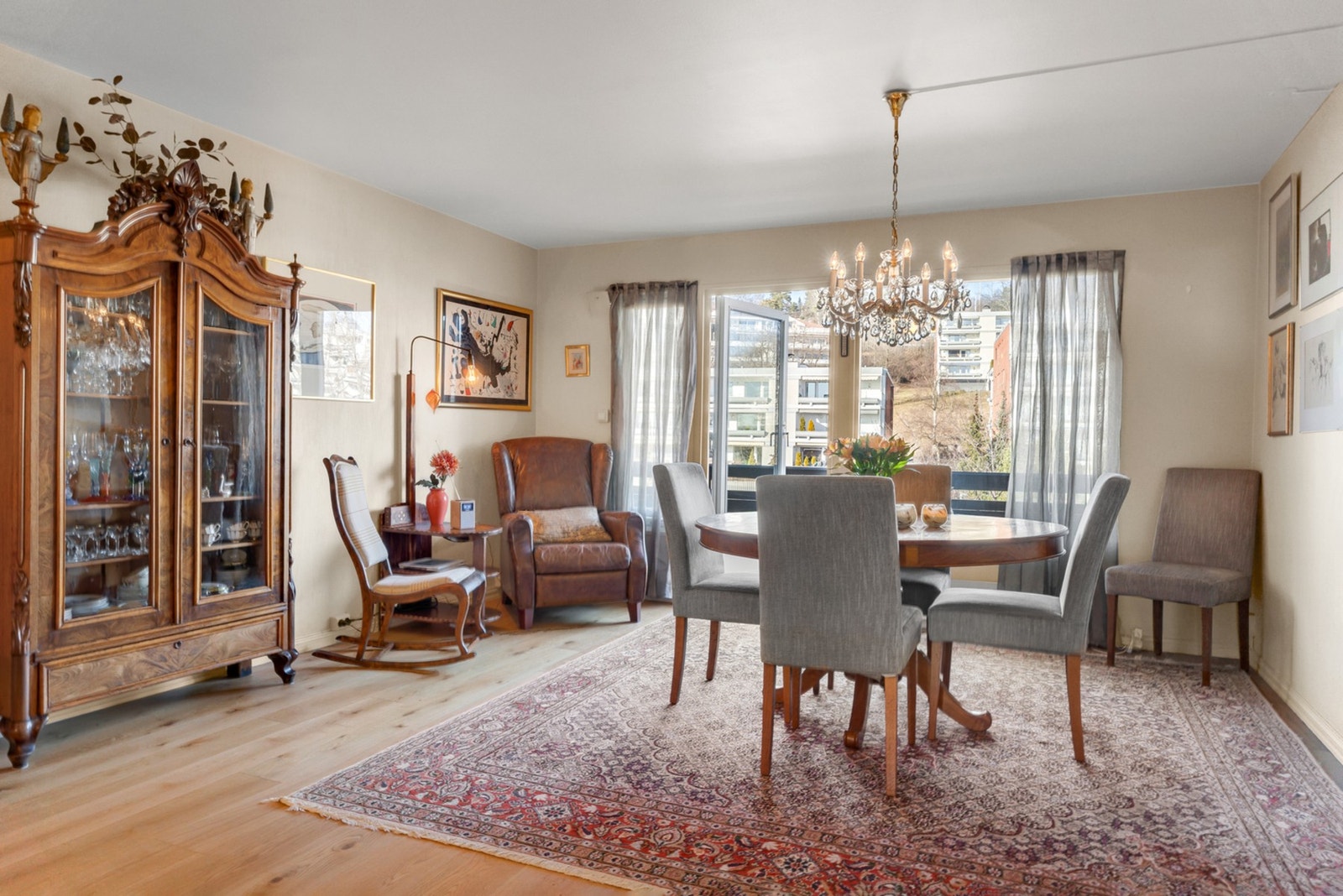 Spisestue vis a vis kjøkkenet Galleribilde