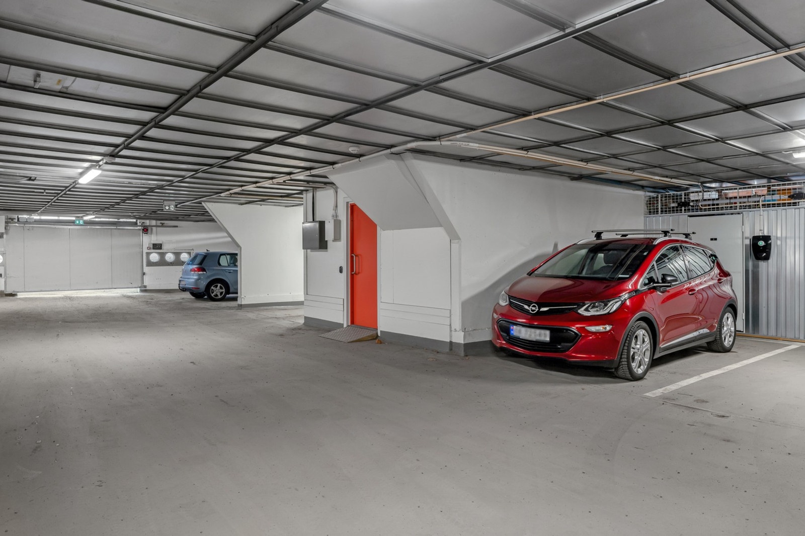 Medfølger garasje i lukket garasje med heis direkte til ønsket etasje Galleribilde