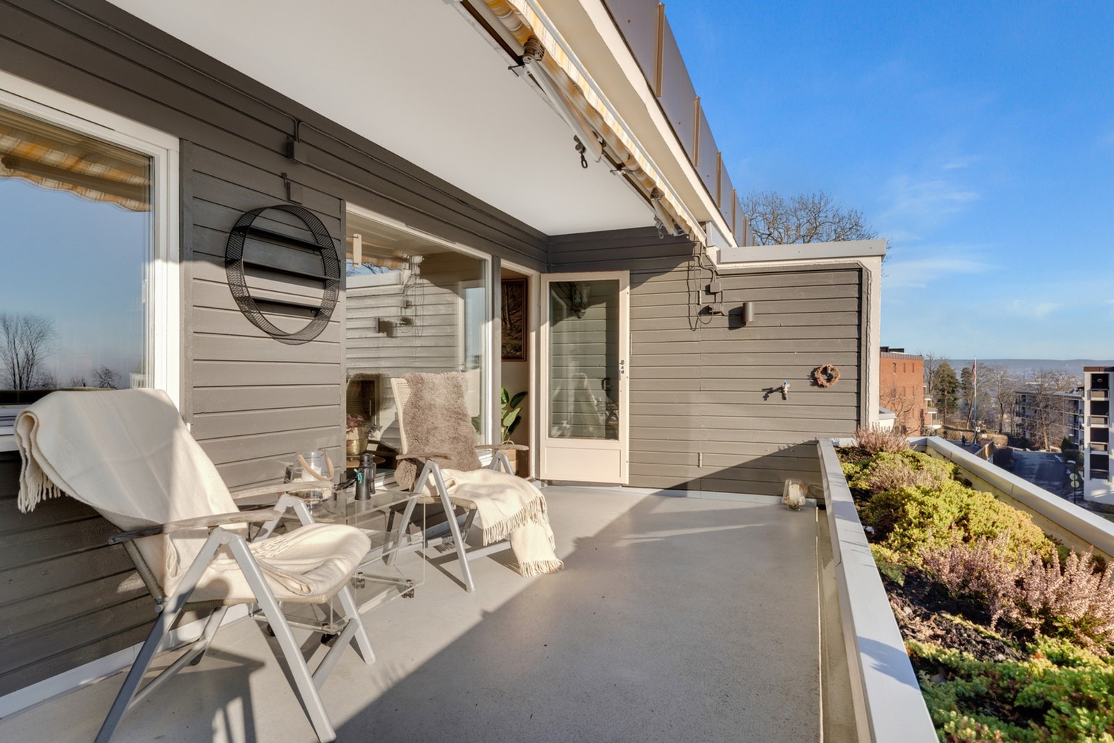Solrik stor terrasse med nydelig utsikt mot by Fjord Galleribilde