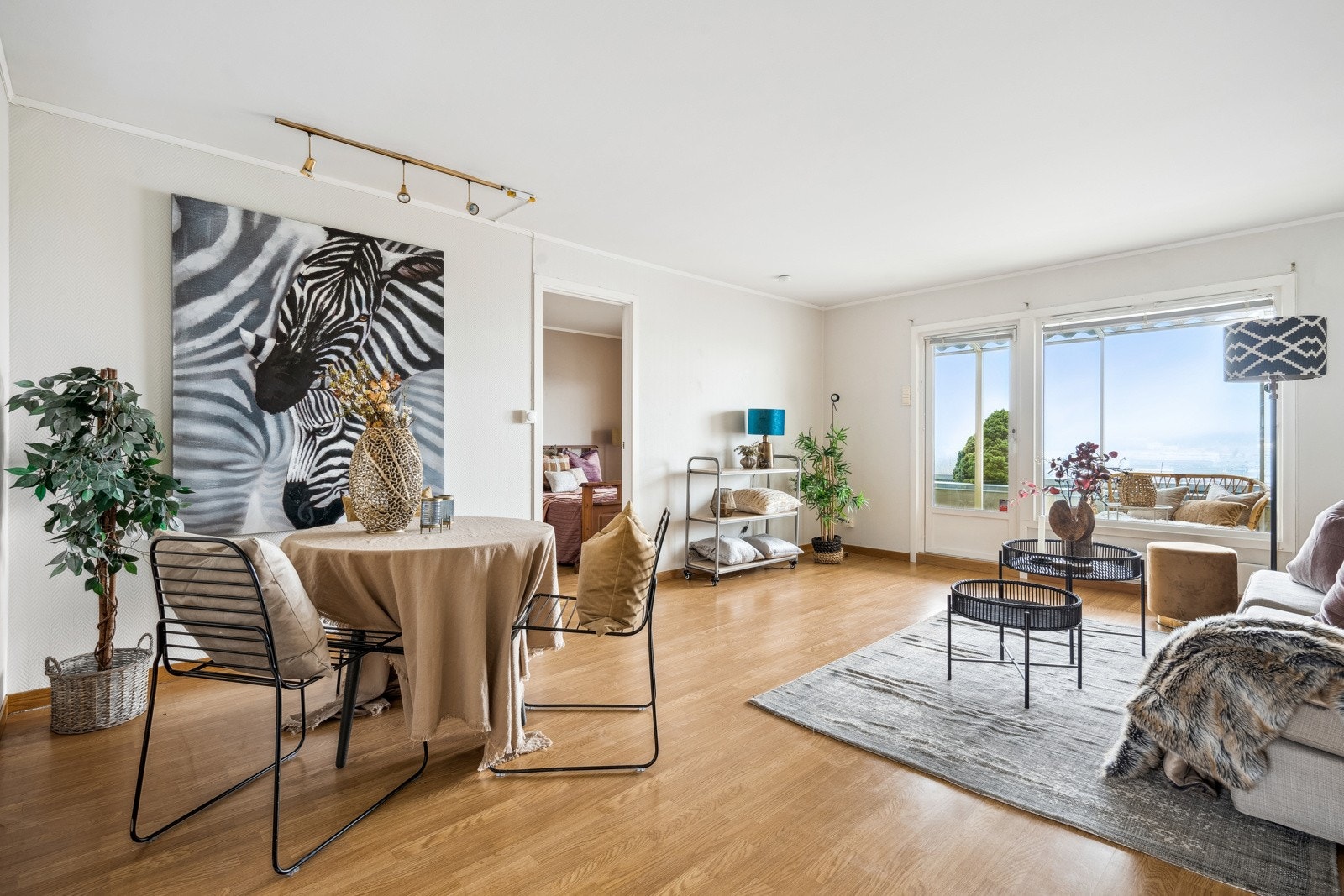 Stor og romslig stue med mange møbleringsmuligheter Galleribilde