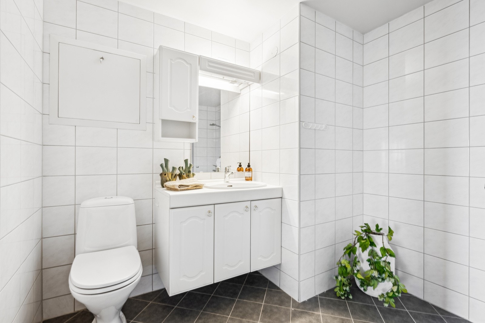 Bad/wc er rehabilitert i regi av borettslaget i 2014/15 med nye overflater, membranløsninger, sluk, røropplegg, innredning og sanitærutstyr Galleribilde