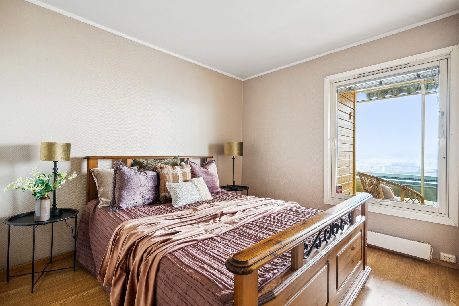 Soverom med god plass til dobbeltseng og øvrig innredning Galleribilde