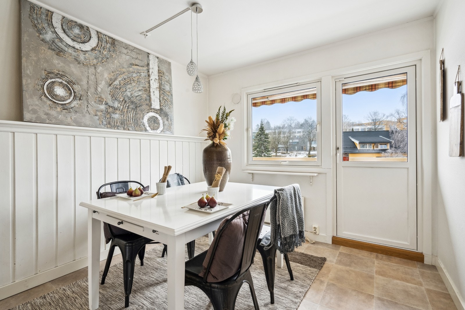 Koselig spiseplass på kjøkkenet - et naturlig samlingspunkt i hjemmet Galleribilde