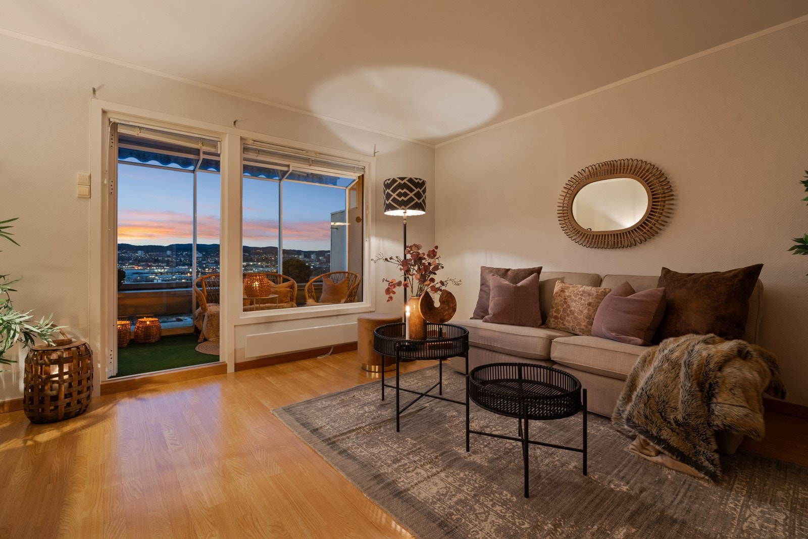 Leiligheten er gjennomgående med vinduer på begge sider Galleribilde