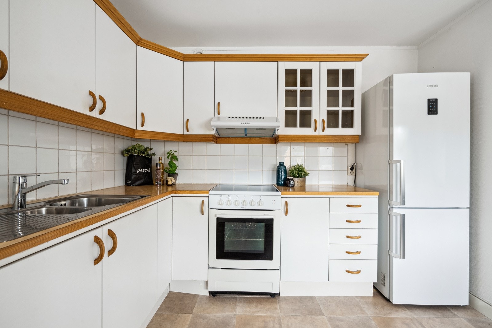 Det er frittstående hvitevarer som kjøl/fryseskap og komfyr og det er montert vannstoppsystem i benkeskap Galleribilde