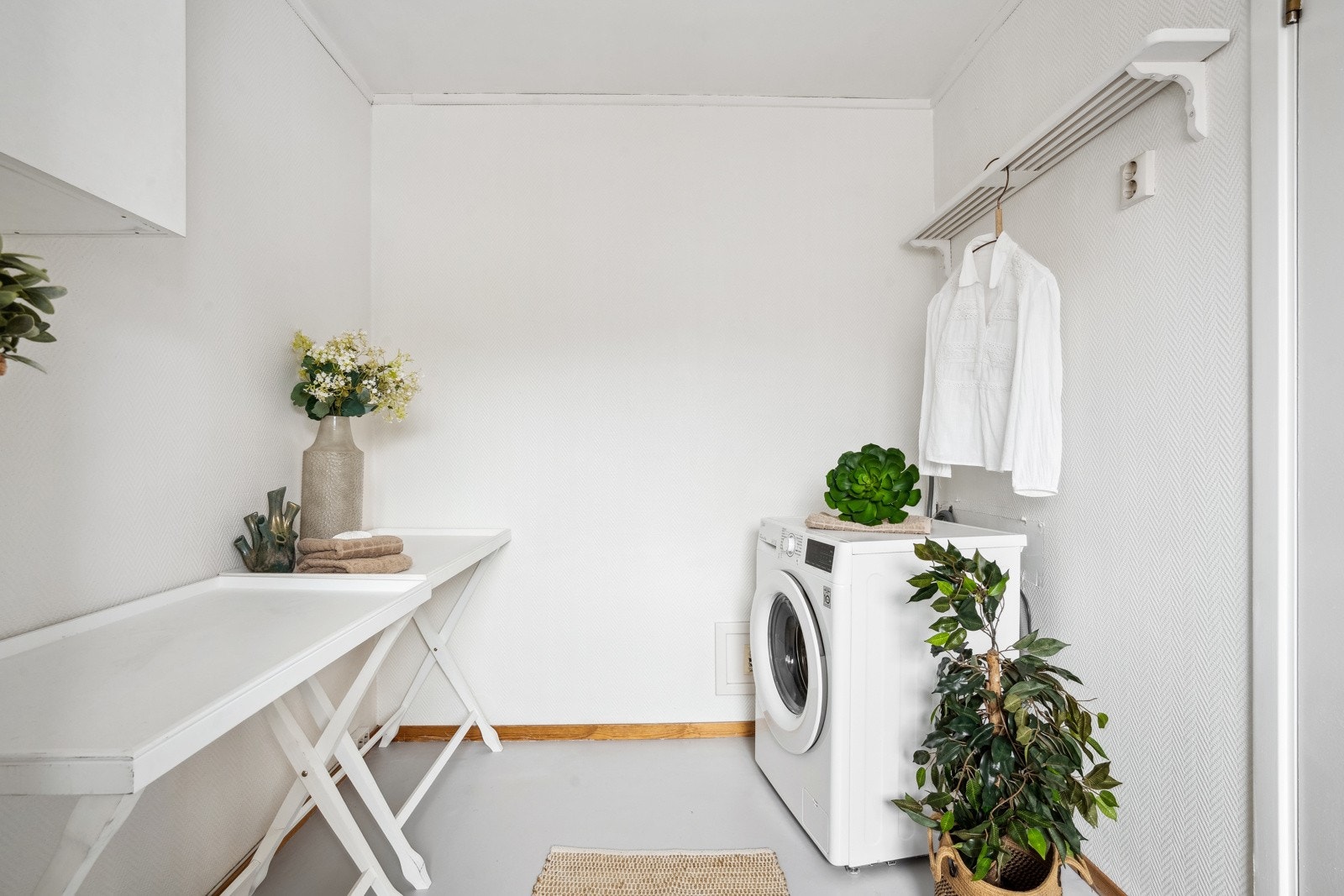 Praktisk vaskerom med opplegg for vaskemaskin Galleribilde