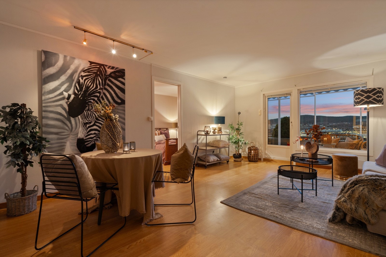 Stor og romslig 4(5)-roms med god planløsning Galleribilde