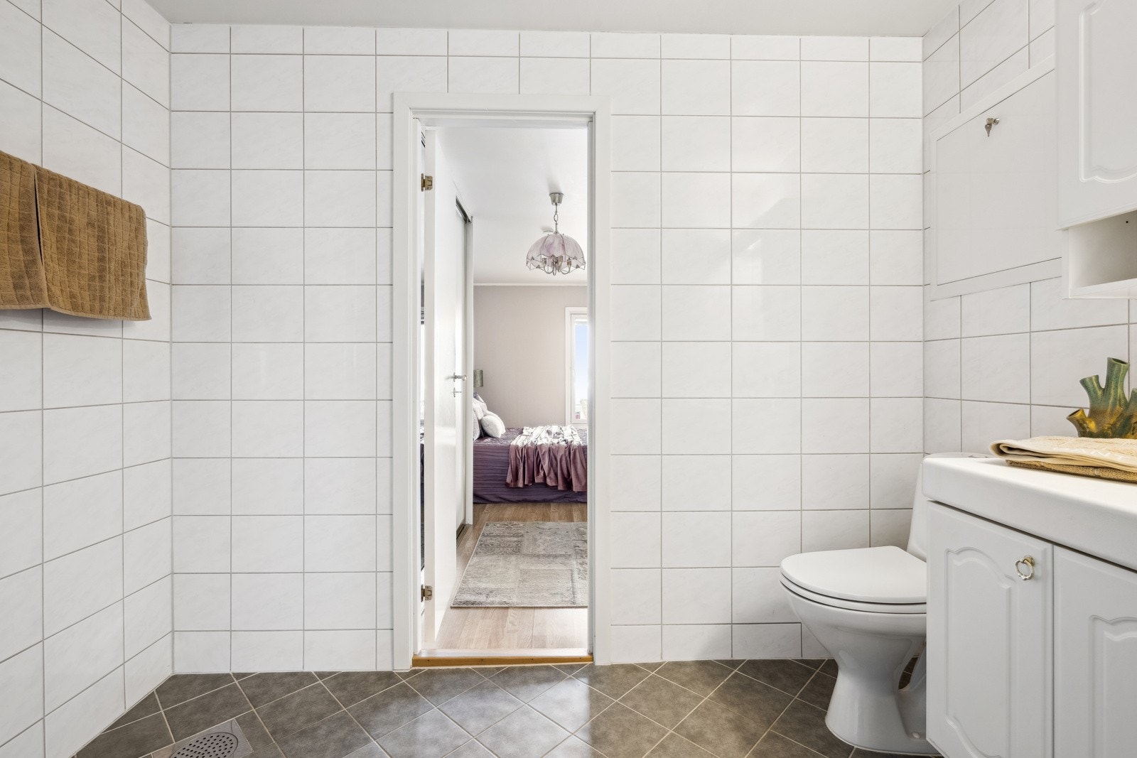 Adkomst til bad fra hovedsoverom Galleribilde