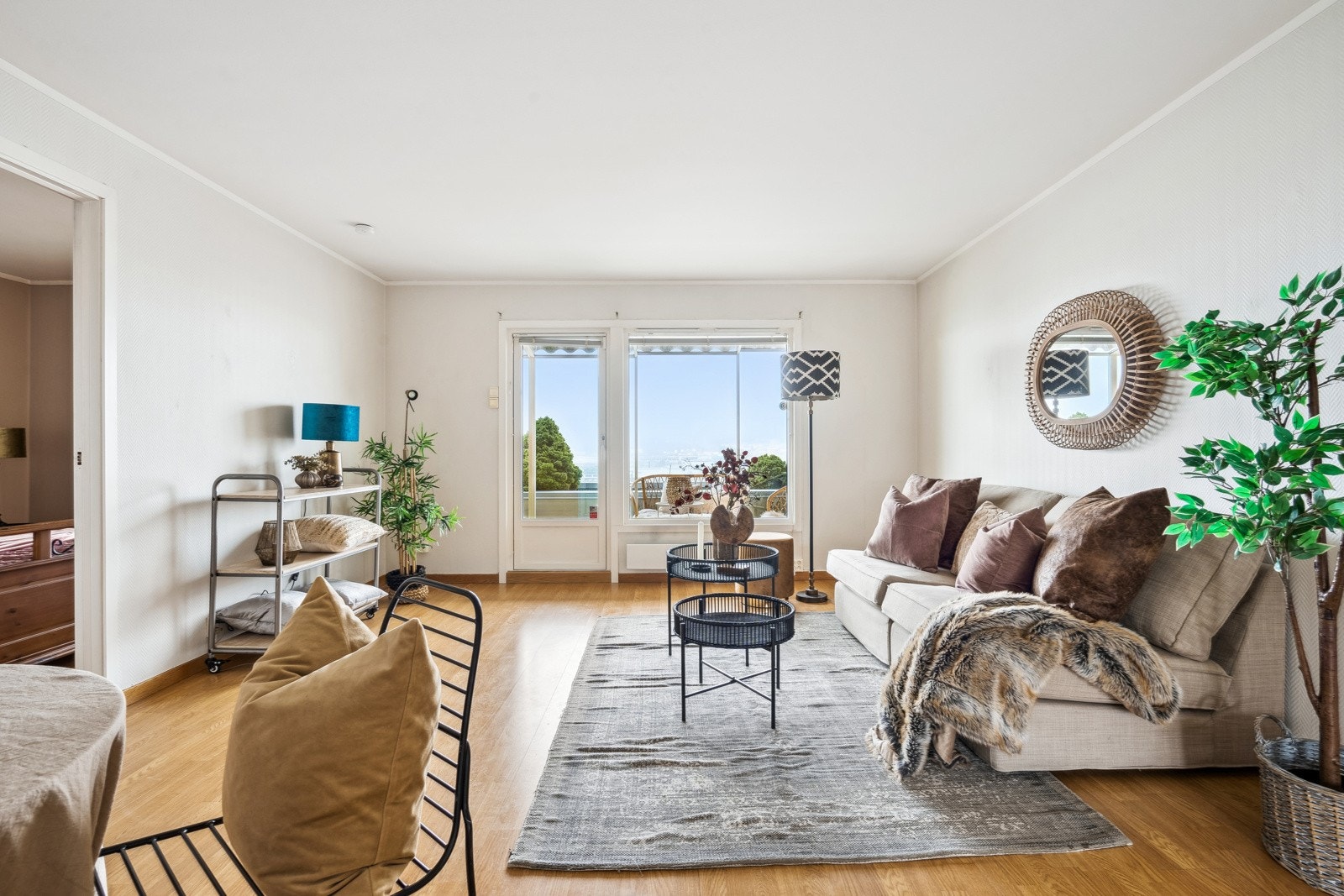 Her er det store vindusflater som sørger for godt med naturlig lys Galleribilde