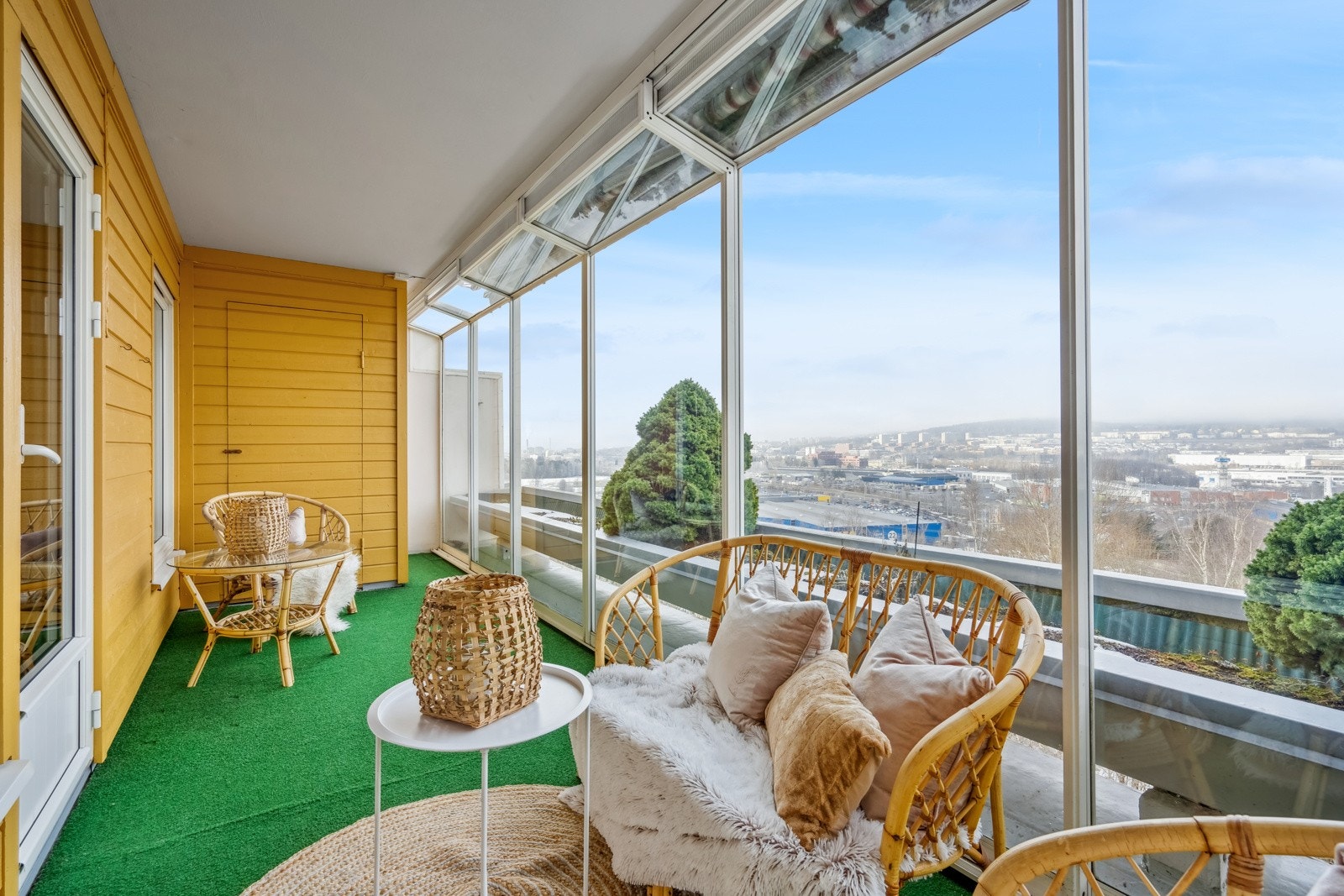 Fra stuen er det utgang til nordvestvendt terrasse på hele 12 m² Galleribilde