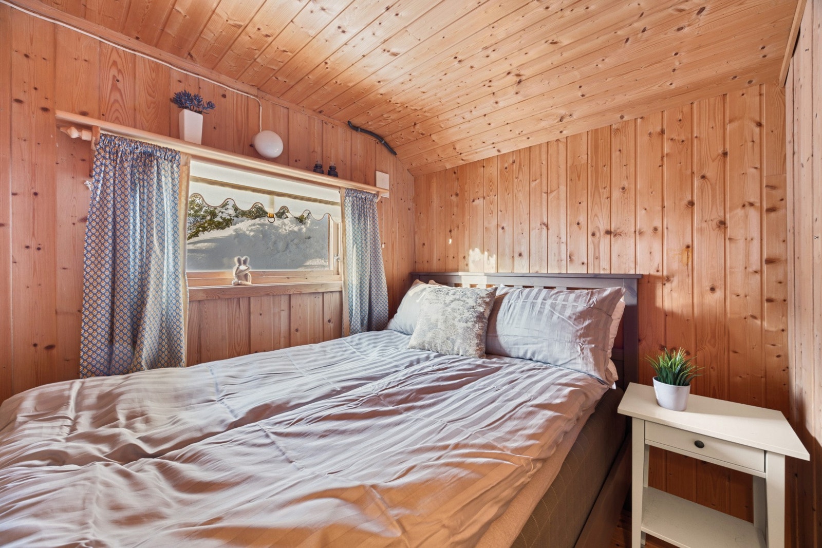 Soverommet er på 4,6 kvm, og har plass til en dobbelseng. Galleribilde