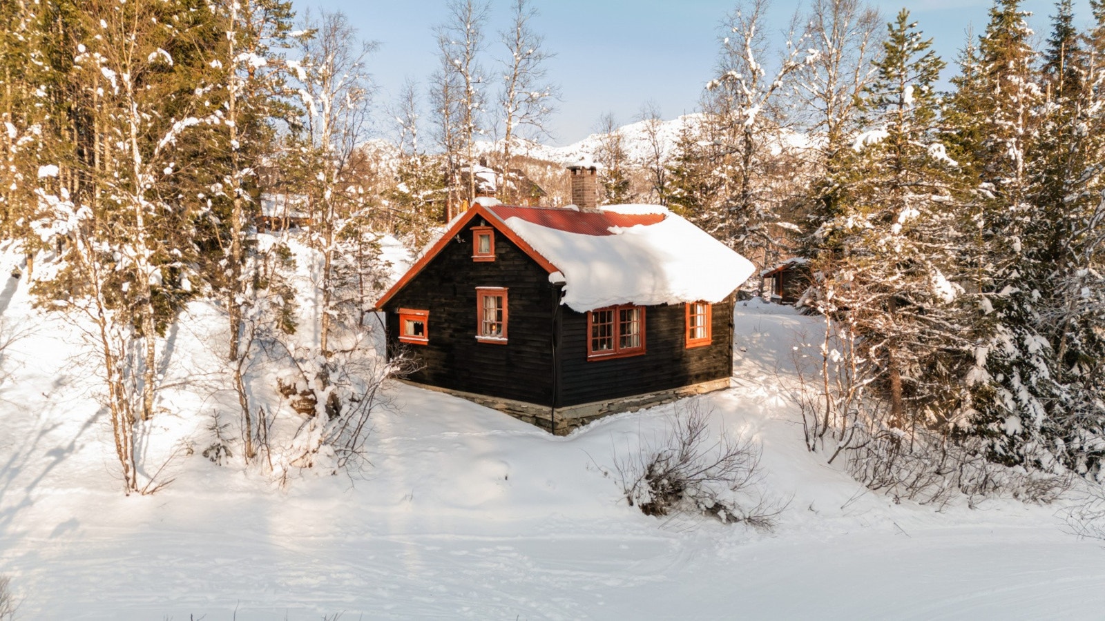 Hytten har en meget fin beliggenhet på et lite høydedrag. Galleribilde