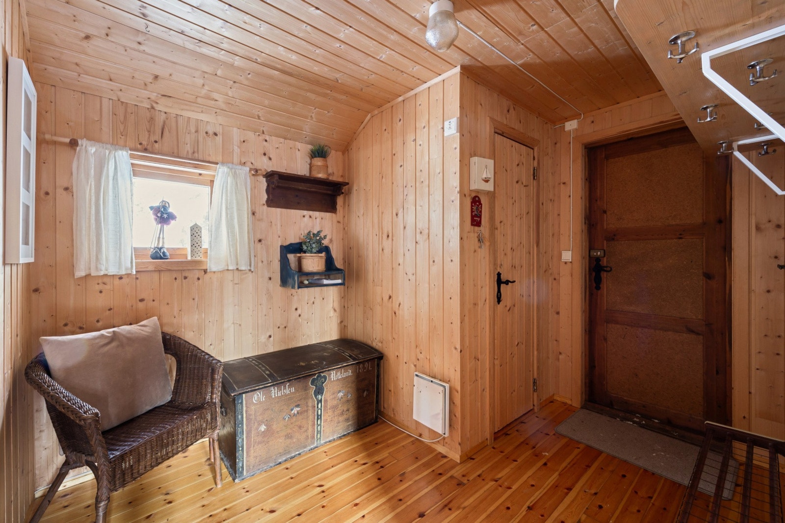 Romslig entre med god plass til oppheng av tøy og oppbevaring av sko. Merk dør Galleribilde