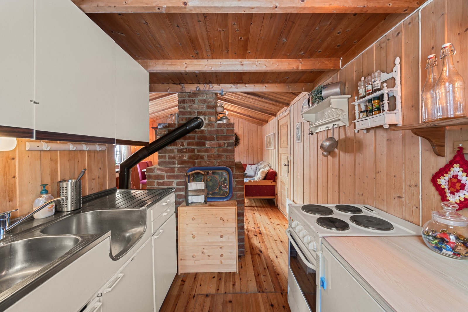 Det er godt med skap og benkeplass. Alt av hvitevarer op kjøkken medfølger handelen. Galleribilde