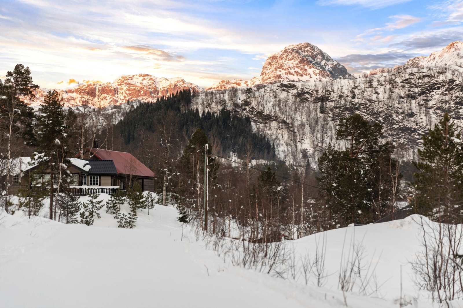 Hytten har en meget flott og skjermet beliggenhet, men samtidig like ved skisporet og trekket. Galleribilde