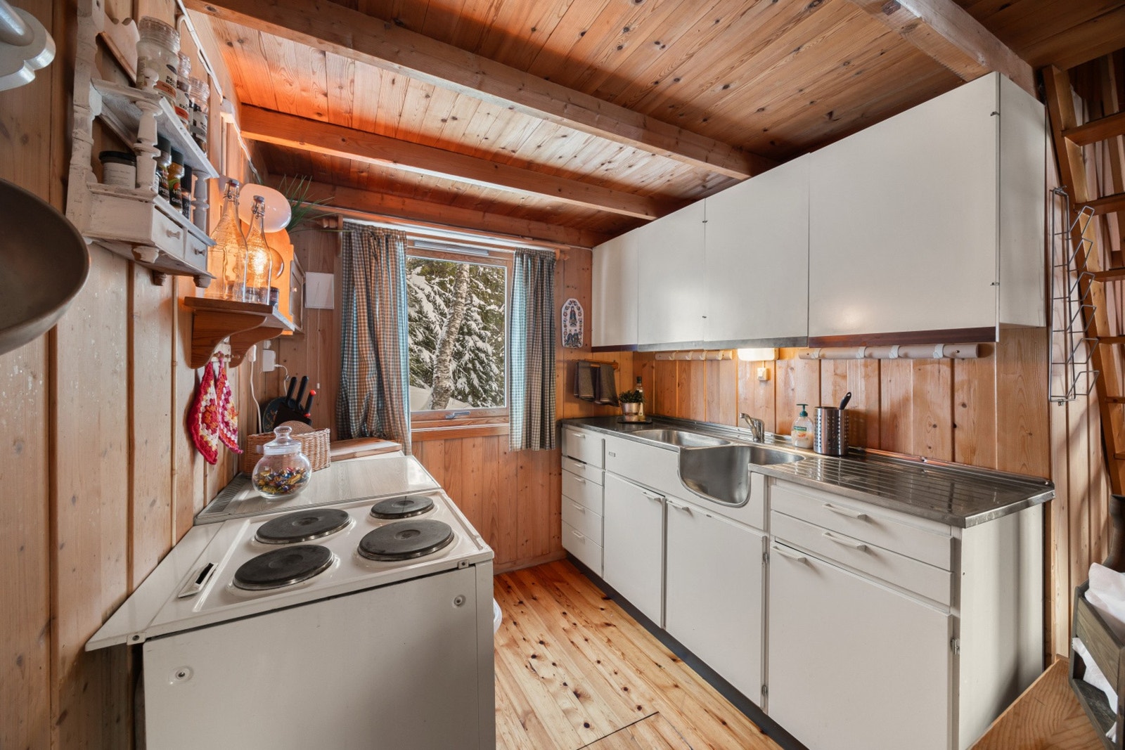 Kjøkken av den enkle og gode hyttesorten. Galleribilde