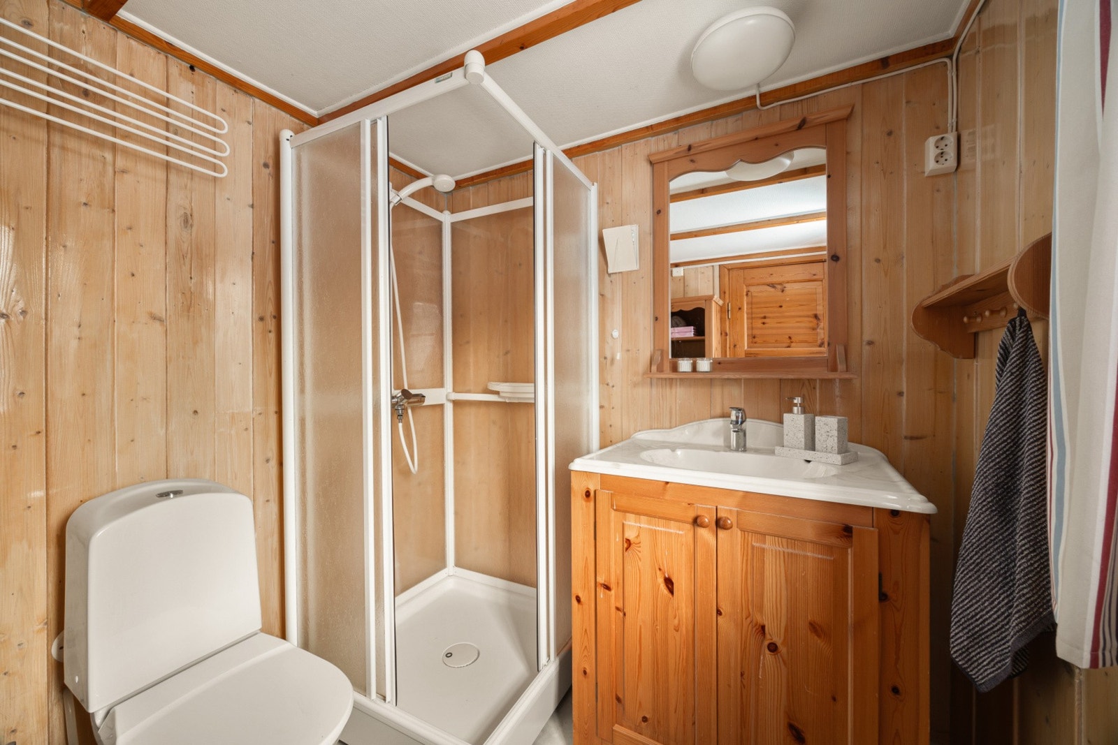 Badet har dusjkabinett, vask/m servant og toalett. Galleribilde