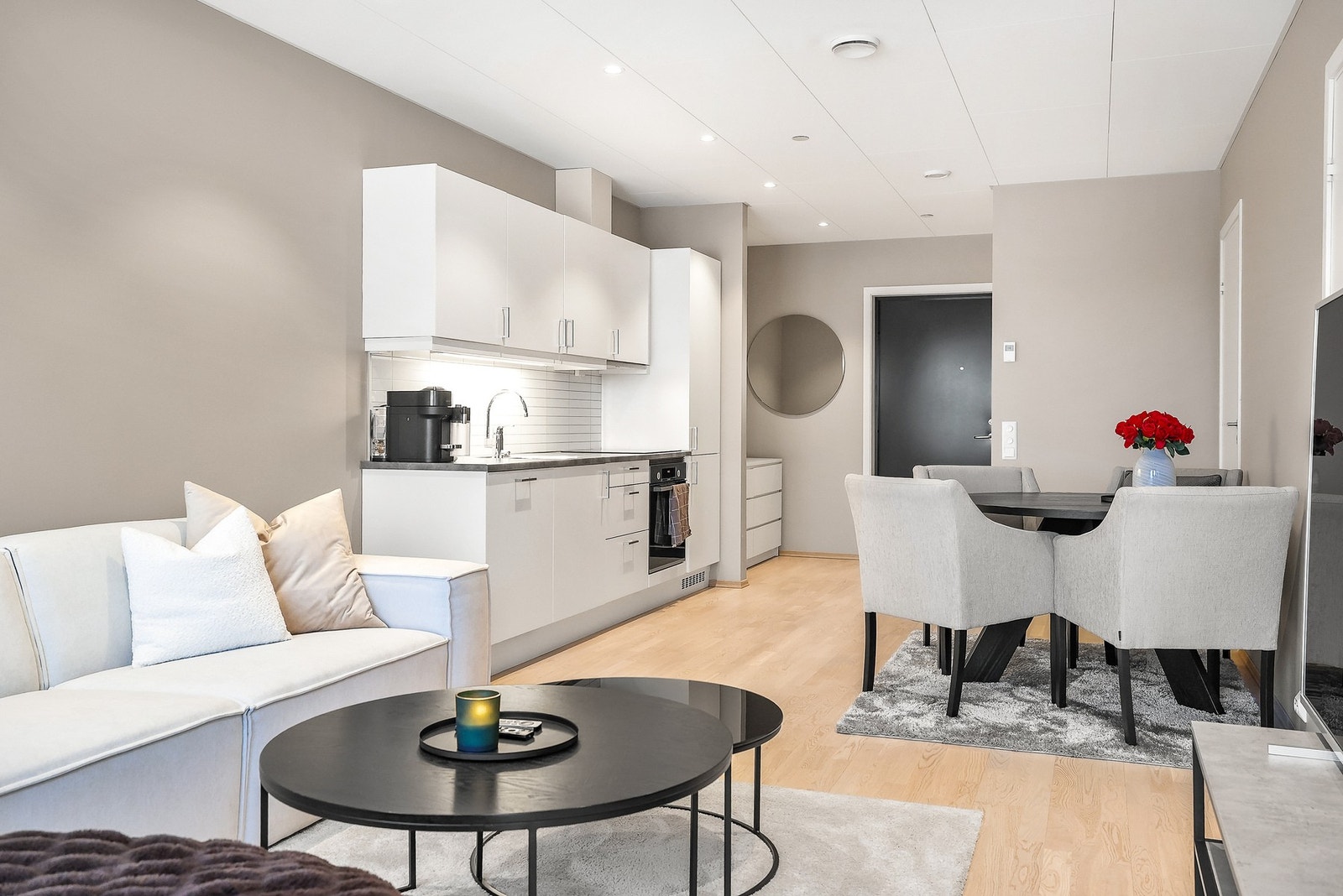 Kjøkkenet har innredning fra Sigdal og benkeplate av laminat. Galleribilde