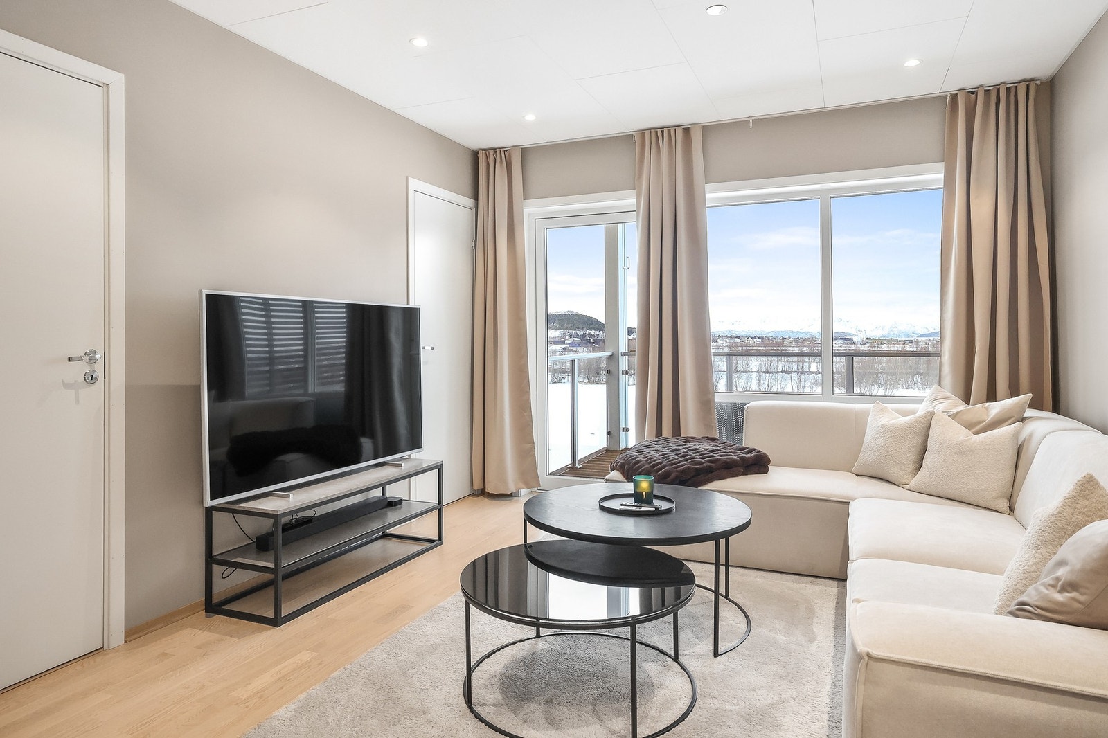 Det er god plass til sofagruppe med tilhørende bord og annet møblement. Galleribilde