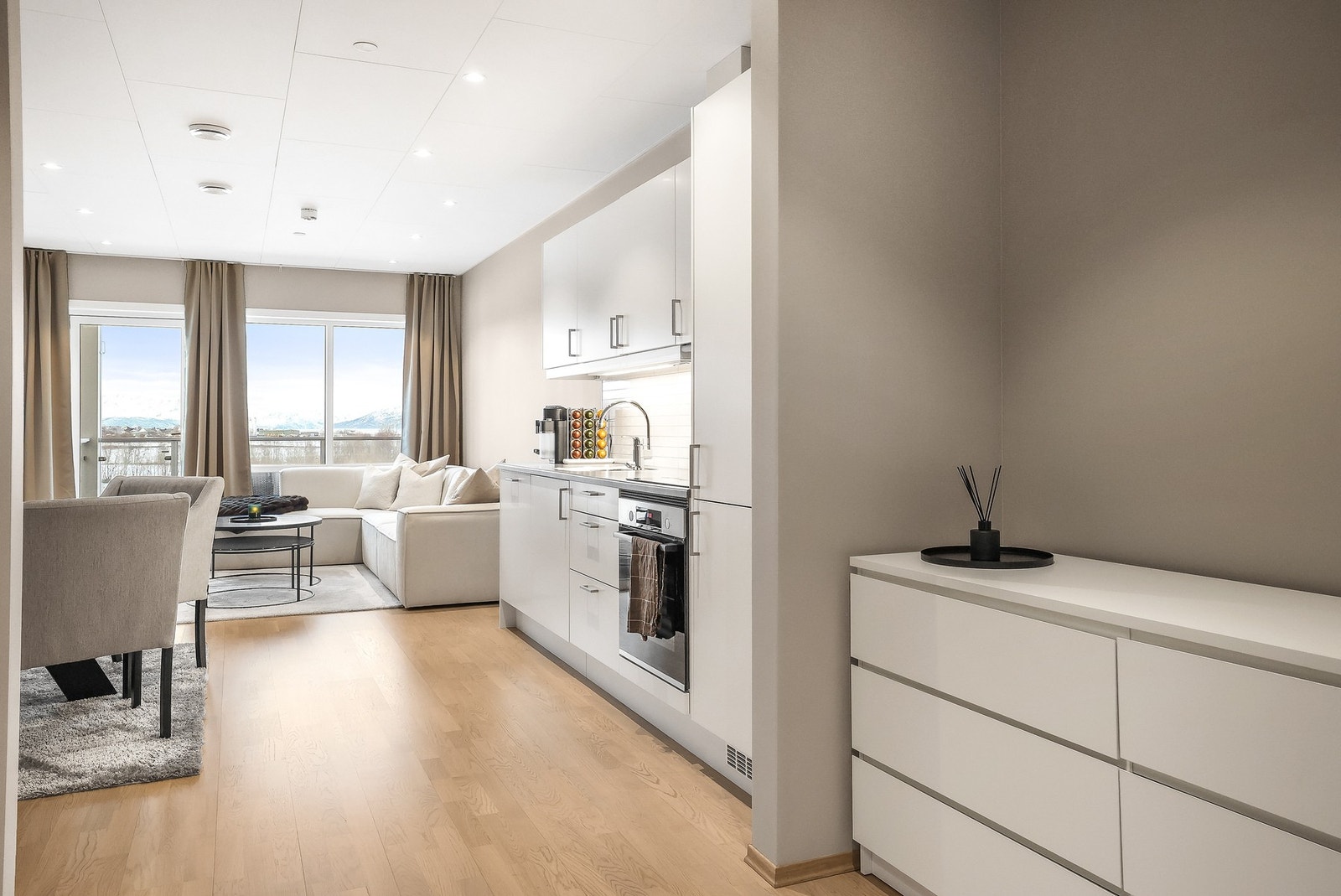 I entrèen er det plass til garderobeløsning eller en kommode for ekstra oppbevaring. Galleribilde